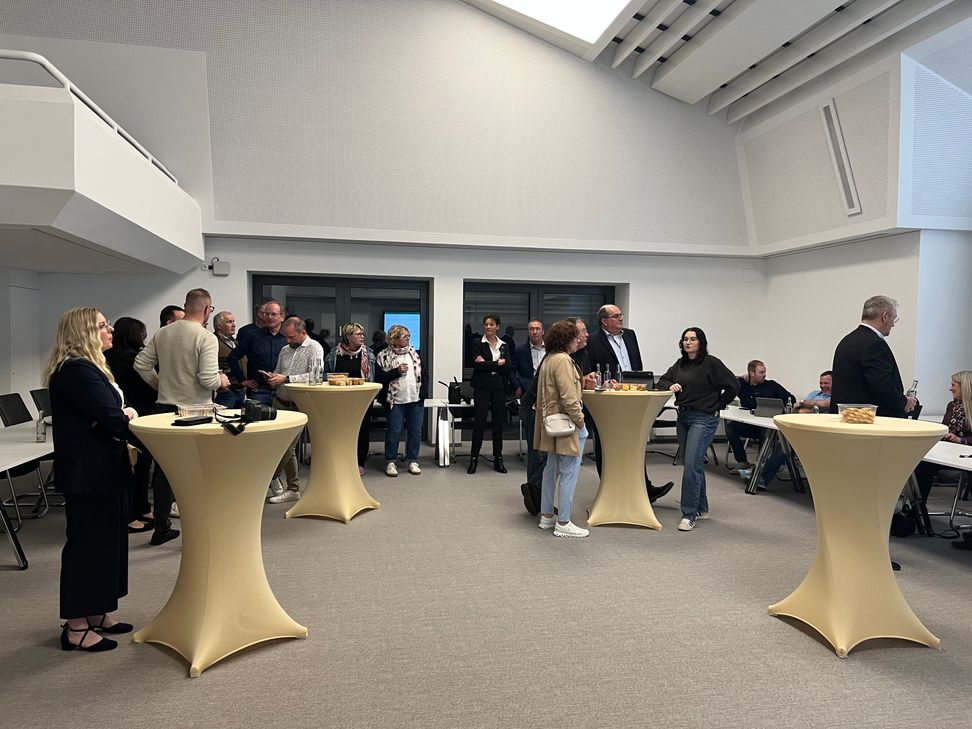 Zahlreiche Interessierte und Unterstützer kamen im großen Sitzungssaal der Verbandsgemeindeverwaltung zusammen, um die Ergebnisse live zu verfolgen.