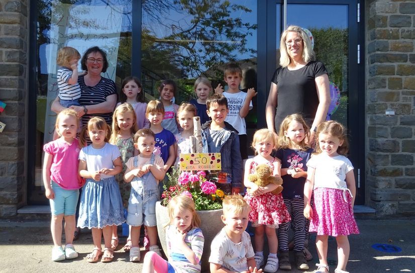 Die Kinder aus der Sonnenland Gruppe feierten gemeinsam mit Eltern und Geschwistern und Erzieherinnen ihr Jubiläum.