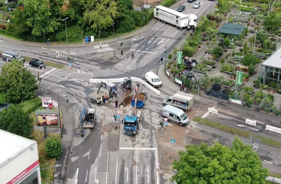 Der Verkehr in Richtung Innenstadt wird aktuell über die Herzogenbuscher Straße, Zurmaienerstraße sowie über die Metternichstraße umgeleitet.