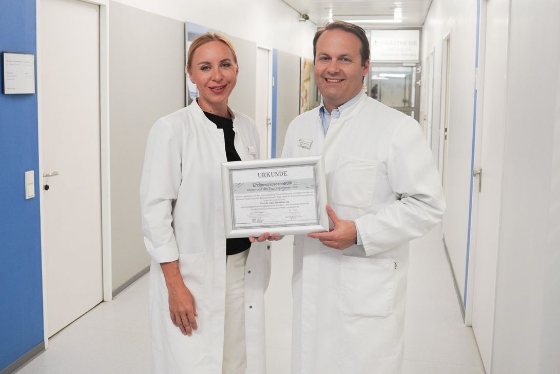 Olga Sottile (Oberärztin und Koordinatorin des Endometriose-Zentrums) nahm das Zertifikat gemeinsam mit Prof. Dr. med. Sebastian Jud (Chefarzt Gynäkologie und Geburtshilfe) in Empfang.