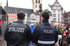 Polizeibeamte am Hauptmarkt in Trier.