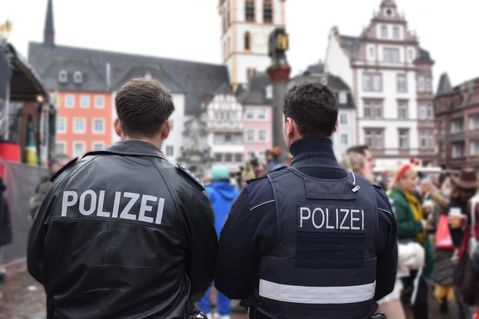 Polizeibeamte am Hauptmarkt in Trier.