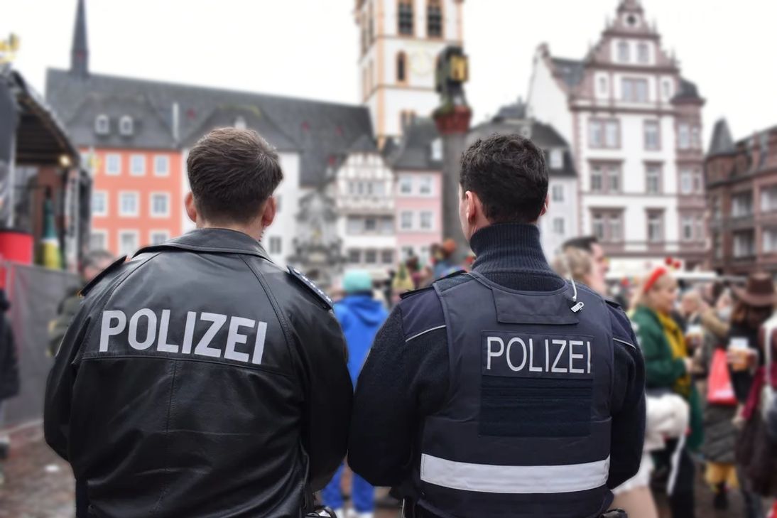 Polizeibeamte am Hauptmarkt in Trier.