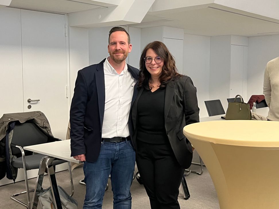 Großer Moment am Wahlabend: Timo Kanzinger ist zum neuen Bürgermeister der Verbandsgemeinde Vordereifel gewählt worden. Unterstützt wurde er von seiner Ehefrau Andrea.