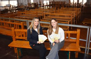 Dana Schmuck (links) und Ann-Kathrin Molz vom Veranstalter-Team bei unserem Besuch im September, mitten in den Aufbauarbeiten im Festzelt.