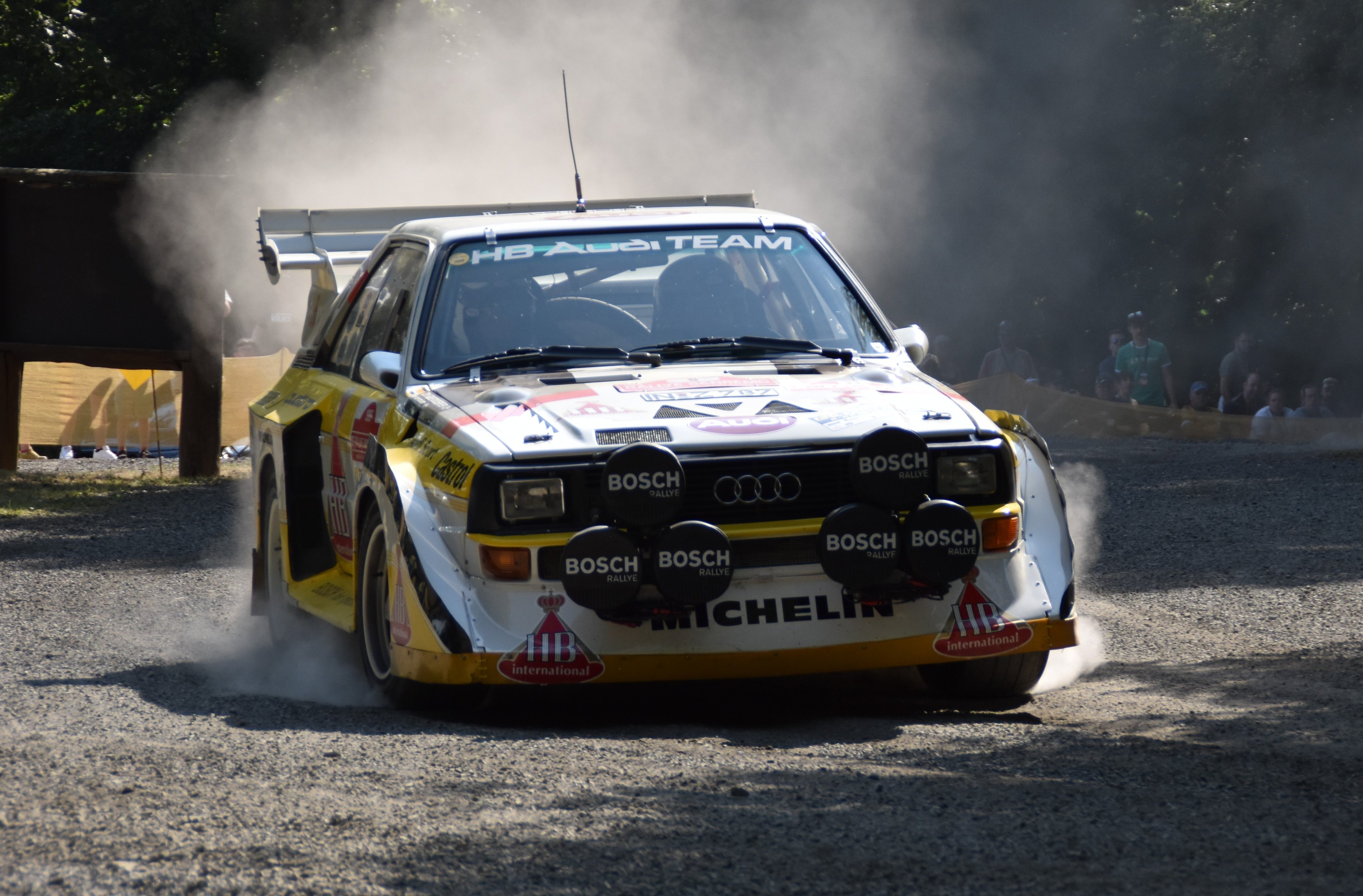 Ein historisches Rallye-Fahrzeug fährt über eine Demonstrationsstrecke beim ADAC Eifel Rallye Festival in der Vulkaneifel.