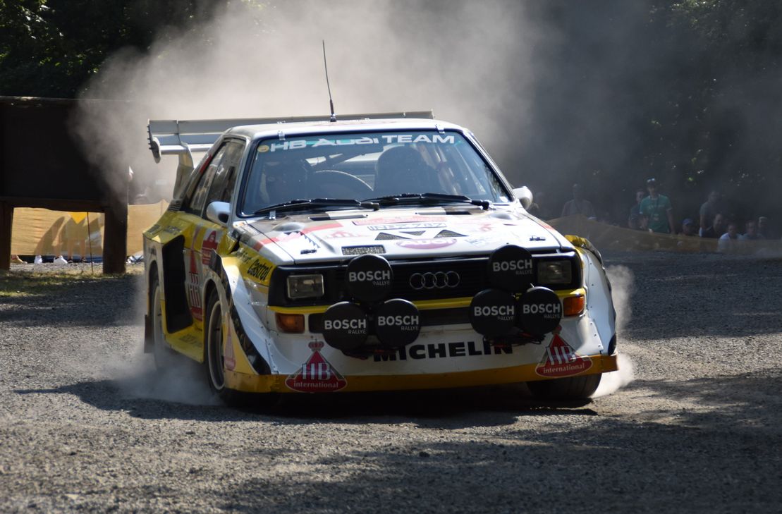 Ein historisches Rallye-Fahrzeug fährt über eine Demonstrationsstrecke beim ADAC Eifel Rallye Festival in der Vulkaneifel.