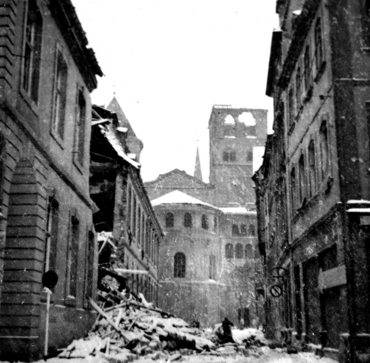 Trier in Trümmern 1944: Blick durch die Sternstraße auf den Dom