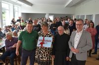 Jürgen Prinz (v.li.), Sprecher der freiwilligen Helfer, und Ortsvorsteherin Daniela Nielen freuten sich über das Schild  »Alte Schule Pesch«, das Bürgermeister Norbert Crump (re.) als Präsent überreichte. Pater Hermann Preußner (2.v.re.) segnete das Gebäude ein.