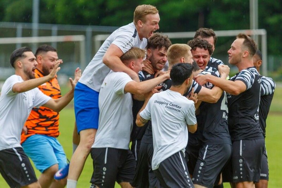 Groß war die Freude beim TuS Mayen, als man im letzten Relegationsspiel (2:1 gegen Betzdorf) den Wiederaufstieg in die Rheinlandliga klarmachte.