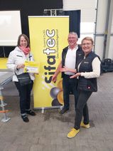links Carmen Jondral-Schuler, Leiterin IGFM Arbeitsgruppe Wittlich, rechts Carlo und Pia Simon, Firma Sifatec