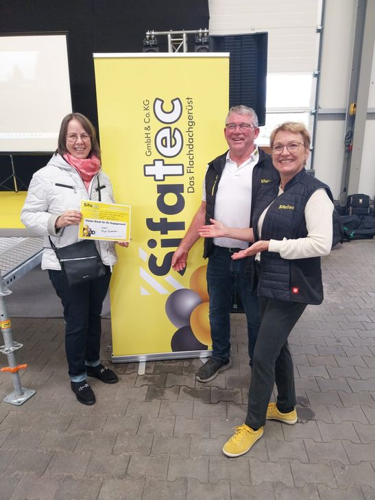 links Carmen Jondral-Schuler, Leiterin IGFM Arbeitsgruppe Wittlich, rechts Carlo und Pia Simon, Firma Sifatec