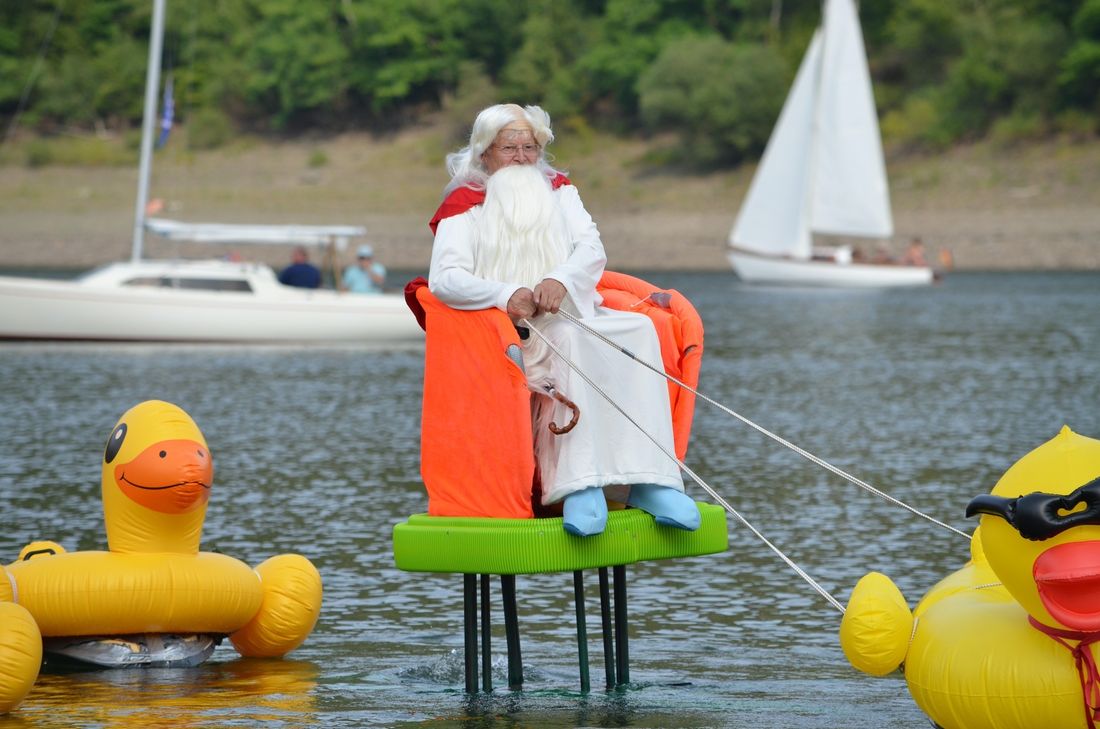 Bei der letzten Crazy-Boats-Parade 2022 hat »Nerolix der erste Druide aus dem Nadsemdal« die Jury überzeugt und gewann den ersten Platz. Auf seinem selbstgebauten Thron schwebte der Teilnehmer über das Wasser und kam wieder sicher an Land.