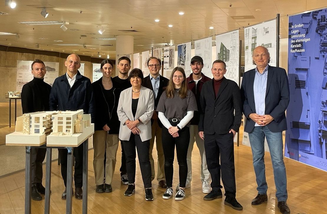 Innenstadt-Dezernent Ralf Britten (Mitte) und Dekan Professor Matthias Sieveke (rechts) freuen sich über das gelungene Kooperationsprojekt und die innovativen Ideen der Studierenden.