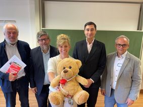 Freuen sich auf den Start der »Teddybärenklinik«: Dr. Reinhold Jansen, VG-Chef Wolfgang Lambertz, Familien-Hebamme Johanna Liebfried, Krankenhaus-Geschäftsführer Thomas Wagner und Pflegedienstleiter Andreas Weppler.