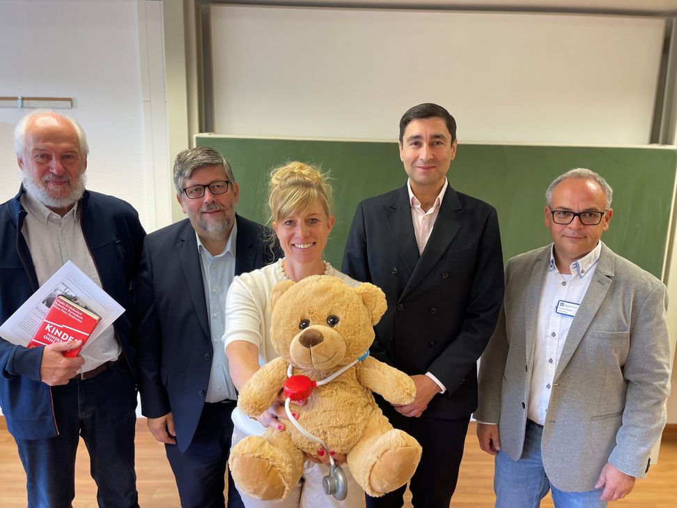 Freuen sich auf den Start der »Teddybärenklinik«: Dr. Reinhold Jansen, VG-Chef Wolfgang Lambertz, Familien-Hebamme Johanna Liebfried, Krankenhaus-Geschäftsführer Thomas Wagner und Pflegedienstleiter Andreas Weppler.