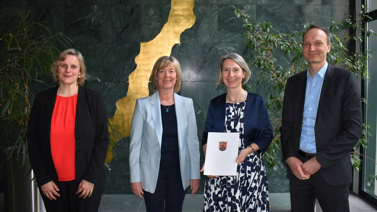 Abteilungsleiterin Ute Hahnwald; Finanzministerin Doris Ahnen; Dr. Julia Köster; Staatssekretär Dr. Stephan Weinberg (von links).