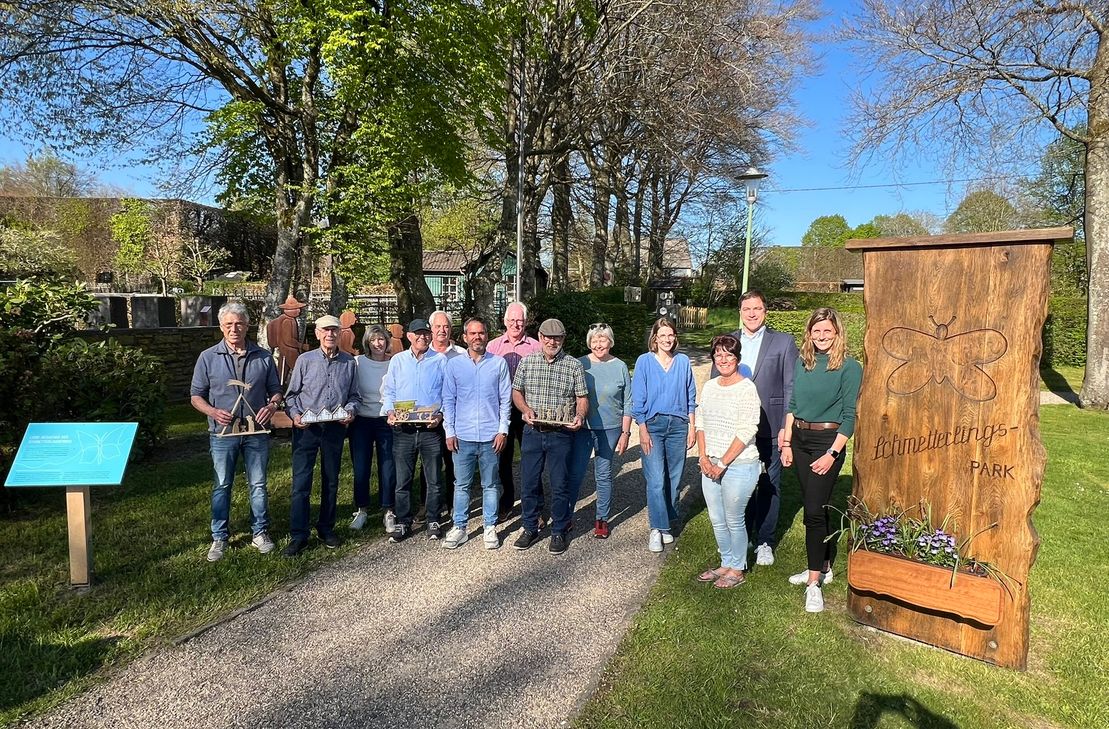 Die Höfener Ehrenamtler zeigen den Akteuren der LEADER-Region Eifel ihren Schmetterlingspark, der durch die Kleinprojekteförderung realisiert werden konnte. Knapp 15.000 Euro flossen zum Schwanenweiher, bis Ende Mai kann man sich neuerlich bis zu 16.000 Euro bewerben. Das Regionalbudget umfasst insgesamt 200.000 Euro, die von Bund und Land zur Verfügung gestellt werden.