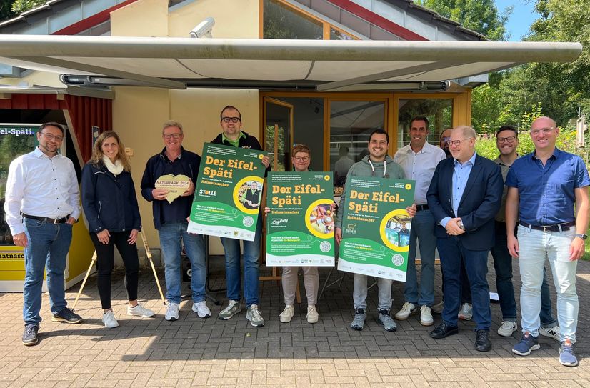 Bei der Präsentation des Pilotprojekts in Zerkall: Vertreter des Naturparks Nordeifel, kommunale Vertreter und die Betreiber der drei regionalen Verkaufsautomaten freuen sich über den gelungenen Start der innovativen Versorgungslösung für die Nordeifel.