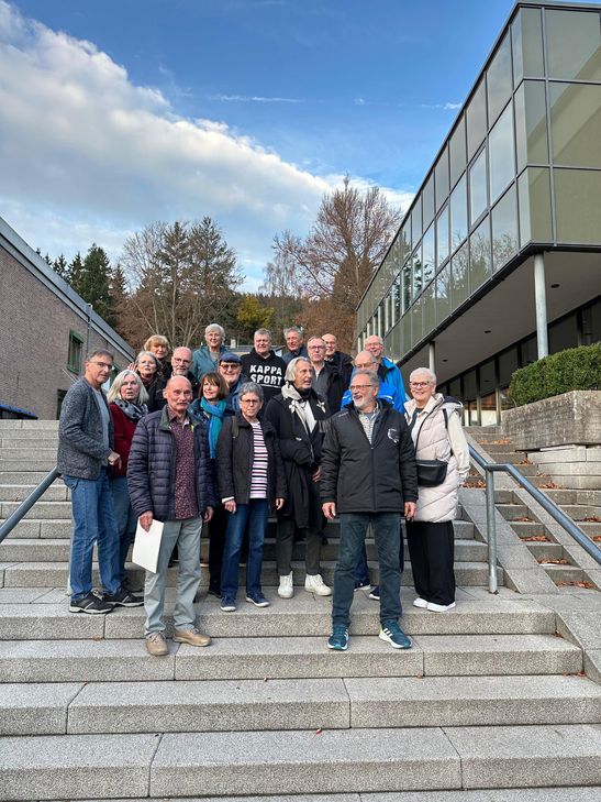 50 Jahre nach ihrem Abschluss besuchten 20 ehemalige Abiturientinnen und Abiturienten des Jahrgangs 1975 ihr früheres Erich-Klausener-Gymnasium.