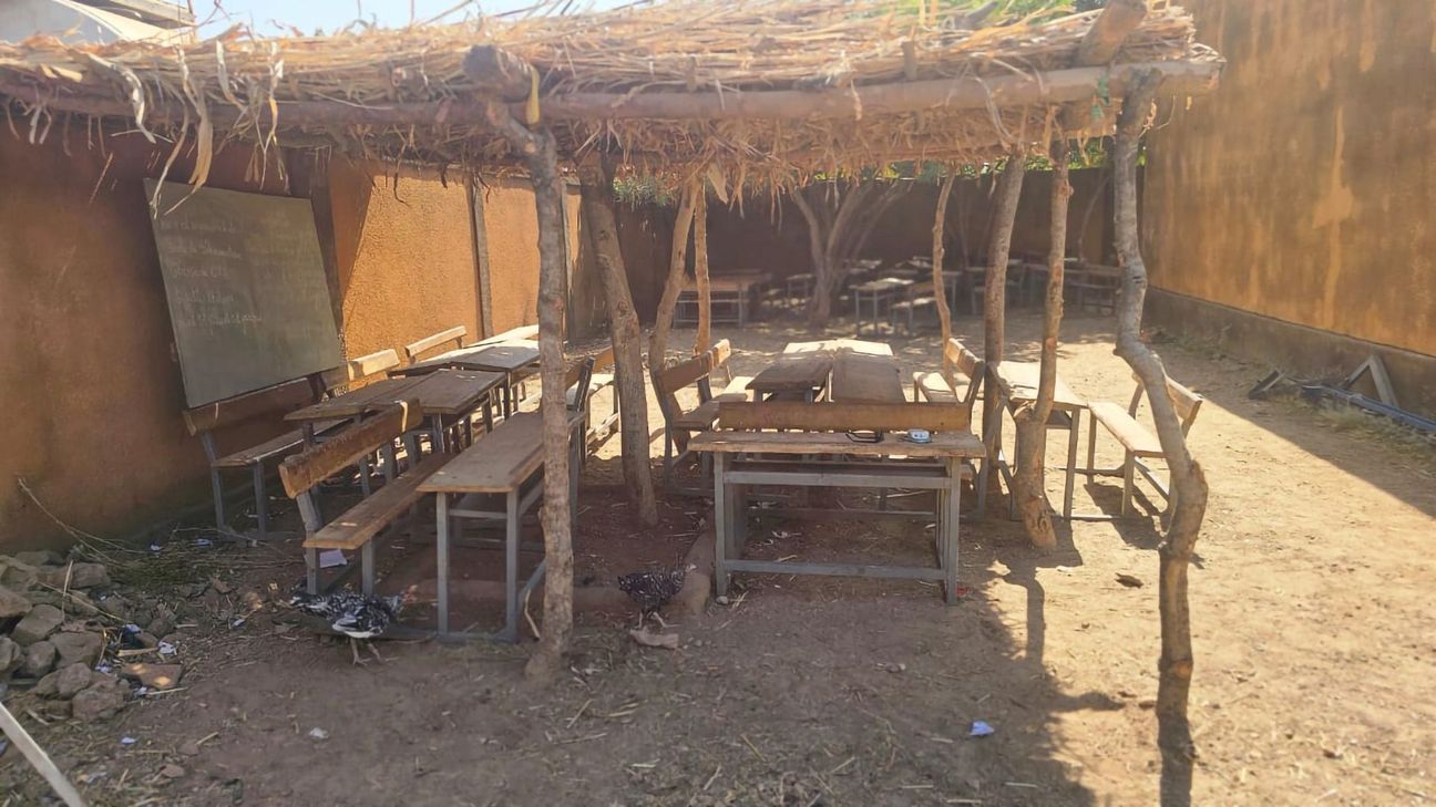 Einfachste Verhältnis: Um alle Kinder beschulen zu können, werden auch draußen provisorische Klassenräume errichtet.