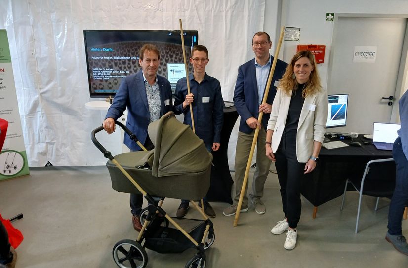 Teamwork für eine reife Leistung: von links Kurt Heinen, Yannic Windeln, Professor Markus Schleser und Bürgermeisterin Dr. Carmen Krämer mit Bambusrohren und dem Prototypen eines Bambus-Kinderwagens.