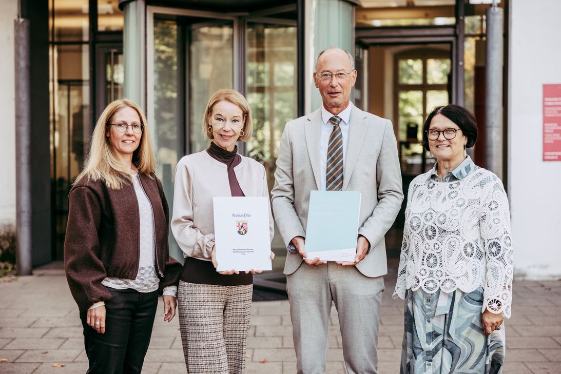Anne Gödecke (Pädagogische Leitung BBS GuT), Hochschulpräsidentin Prof. Dr. Dorit Schumann, Stefan Justinger (Schulleiter BBS GuT), Prof. Dr. - Ing. Beate Massa (Hochschul-Vizepräsidentin für Studium und Lehre)