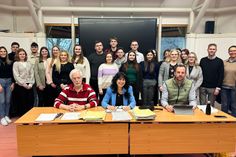 Die Leiterin des Rechtsamtes Andrea Deges-Becker (vordere Reihe Mitte), mit den Beisitzern Harald Schäfer (links) und Tobias Eiserloh, Dr. Jacqueline Frinken als weitere Vorsitzende des Kreisrechtsausschusses und den Studierenden des Praxisprojekts sowie den Auszubildenden der Kreisverwaltung.