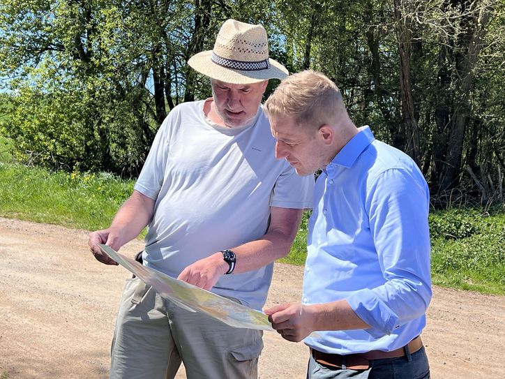 Auf einer Karte zeigt Ralf Spilles, welche Wege er bei seiner NRW-Umrundung gewandert ist.