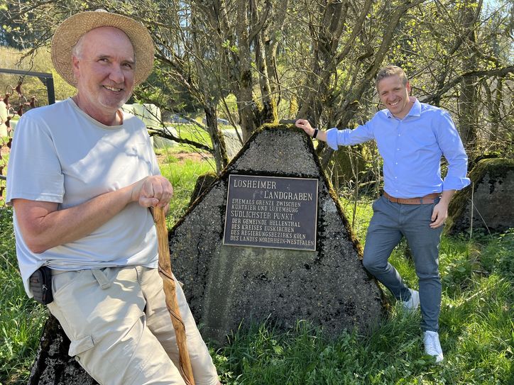 Am »Südpol«von NRW traf Ralf Spilles (li.) auf Markus Ramers, Landrat des Kreises Euskirchen. Der schenkte ihm eine Brotdose für den Proviant auf seinen Wanderungen.