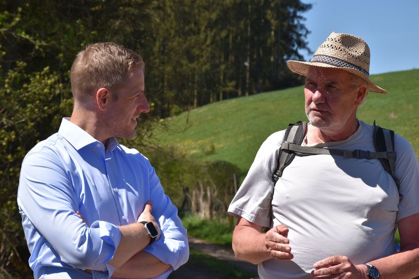 Der Landrat Markus Ramers (li.) und Ralf Spilles unterhielten sich sehr angeregt - unter anderem darüber, dass der südlichste Punkt von NRW südlicher liegen soll als der nördlichste Punkt Bayerns ...
