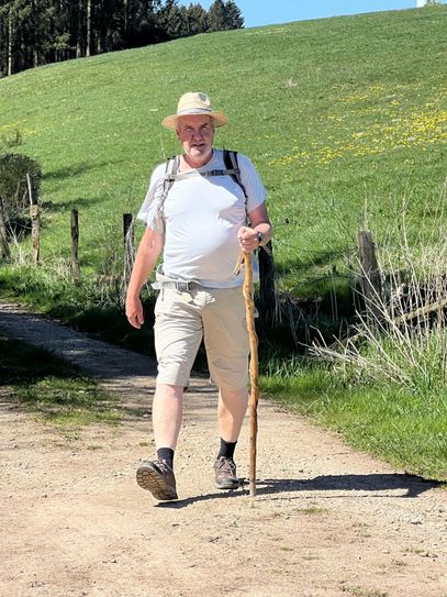 Der Wandersmann Ralf Spilles wird am Ende seiner NRW-Umrundung gut 1800 Kilometer gelaufen sein.