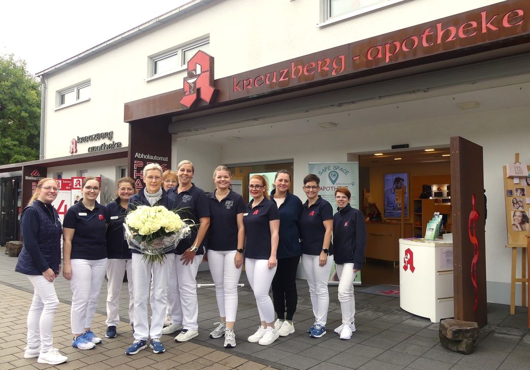 Passend zum Jubiläum gibt es für die Apothekerin von ihrem Team einen Strauß mit 45 gelben Rosen.