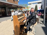 Pianist Arkan Burini sorgte in der Fußgängerzone für  musikalische Untermalung.