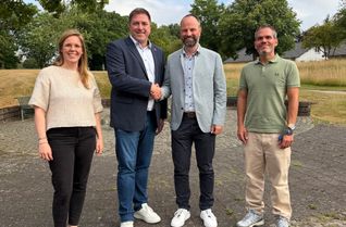 Gemeinsam für die LEADER-Region Eifel: Der bisherige Vorsitzende Stefan Grießhaber (m.l) und sein Nachfolger Oliver Krings (m.r.) mit den Mitarbeitenden des Regionalmanagements Lea Schenkelberg und Nicolas Gath.