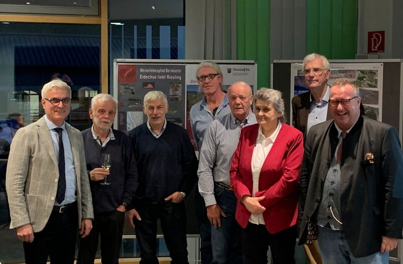 Dienststellenleiter Norbert Müller (DLR Mosel, links), Staatssekretär Andy Becht (MWVLW, rechts) sowie die Mitglieder der Vorstände der Teilnehmergemeinschaften Bernkastel und Wehlen-Sonnenuhr.