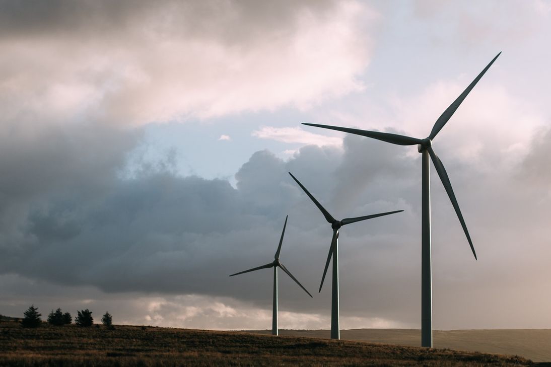 Symbolfoto von Windrädern