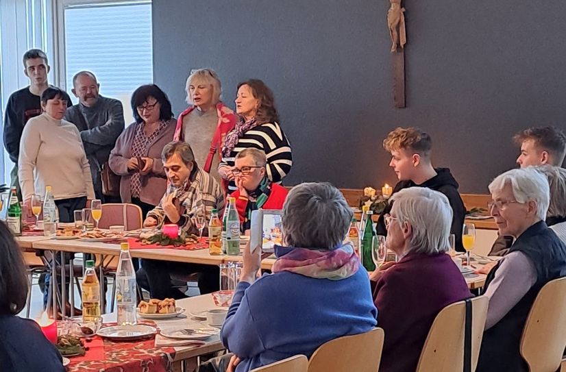 Alleine ist kaum jemand gern. Schon gar nicht am Weihnachtsfest. Daher lädt Alice Klein Alleinstehende, Geflüchtete, Wohnungssuchende, Einsame, aber auch Menschen, die einfach nur etwas Geselligkeit suchen, zum weihnachtlichen Fest ins Pfarrheim nach Imgenbroich ein.