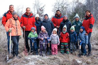 Kinder einer Kindertagesstätte in Mengerschied und Mitarbeiter von Glatthaar Keller haben unter fachkundiger Anleitung des Forstamtes Simmern 200 Bäume gepflanzt.