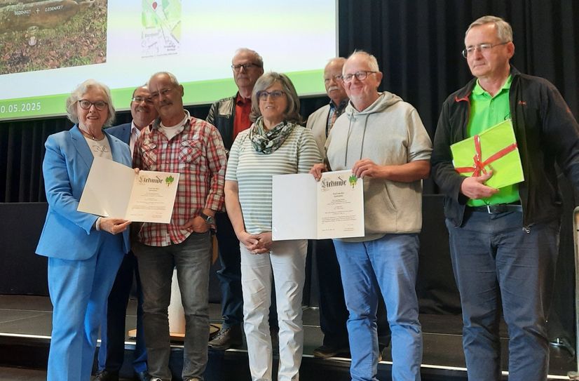 Johannes Lohschelder (2. Vorsitzender des Sternrouten Wandern und Bus e.V.), Ben Magrean (Vorsitzender), Werner Cosler (Vorsitzender des Heimat-und Geschichtsvereins Roetgen e.V.) und Doris Berger (Eifelverein-Ortsgruppe Roetgen, v.r.) nahmen den Wolf-von-Reis-Kulturpreis entgegen.