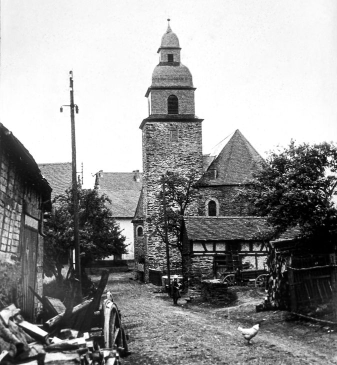 Die Poststraße in Dörth um das Jahr 1935.