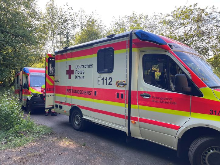 Bei der DRK-Rettungsdienst Rhein-Mosel-Eifel gGmbH fehlen 23 Ampullen des Narkosemittels »Propofol«. Das Mittel verschwand aus Rettungswachen in Senheim, Zell und Blankenrath. Die DRK-Verantwortlichen weigern sich, Auskunft über den Verbleib des Narkosemittels zu geben.