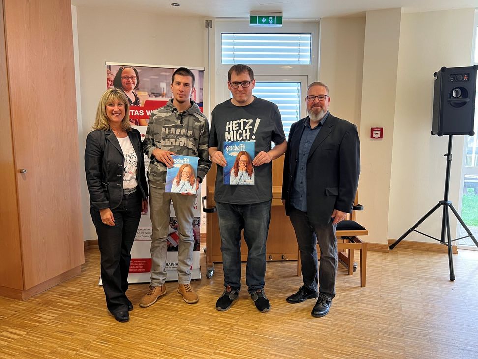 Freuen sich über die erfolgreiche Teilnahmen an der Qualifikationsmaßnahme Logistik-Praktiker (IHK) (v.l.): Landrätin Anke Beilstein, Werkstattbeschäftigter Eugen Henneberg (Standort Cochem), Werkstattbeschäftigter Brandon Trantham (Standort Cochem) und Martin Gorges (Abteilungsleiter Berufliche Bildung und Integration der Caritas Werkstätten Kreis Cochem-Zell).