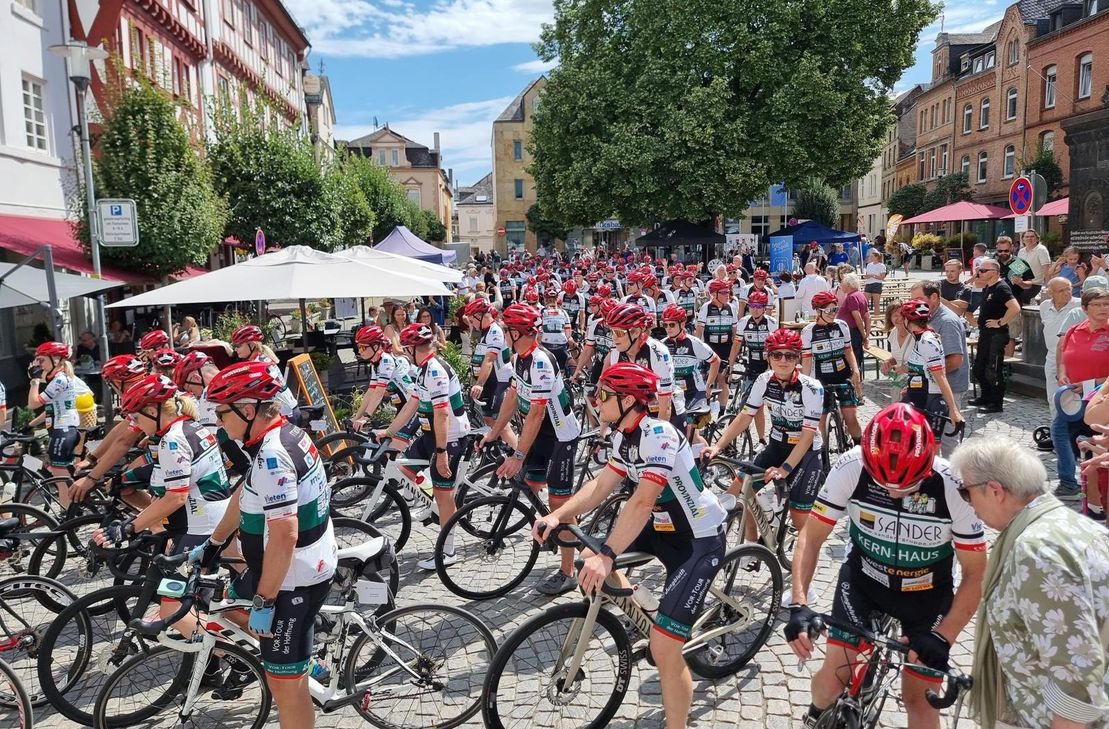170 Radfahrerinnen und Radfahrer der Vor-Tour der Hoffnung machten Station in Boppard.