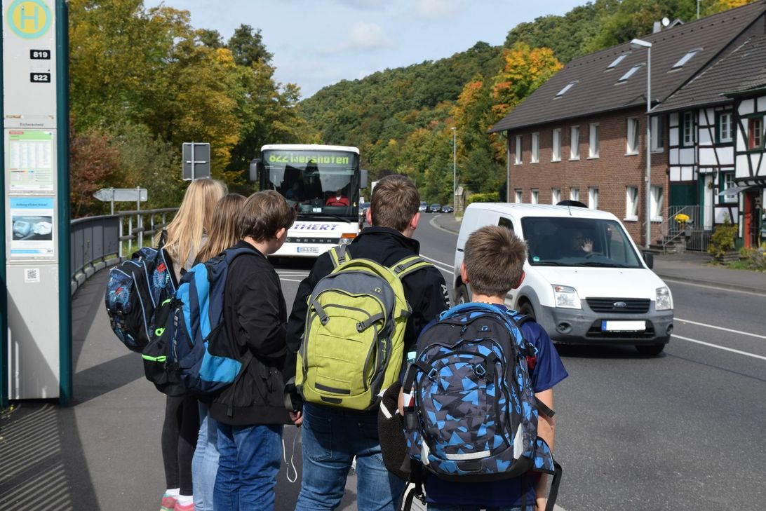 Für die Eicherscheider Kinder ist Busfahren zum nahegelegnenen St. Angela-Gymnasium ein teurer Spaß. Der Grund: Sie wohnen weniger als 3,5 Kilometer entfernt und erhalten daher kein vergünstigtes Schülerticket.  Foto: Anja Breuer