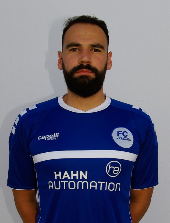 Kapitän Maxi Junk spielte diesmal angesichts der personellen Knappheit der Karbacher in der Innenverteidigung.  (Foto: Arno Boes)