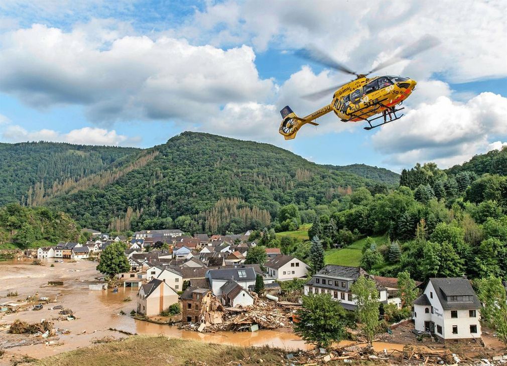 Die ADAC Luftrettung im Einsatz bei der Hochwasserkatastrophe.