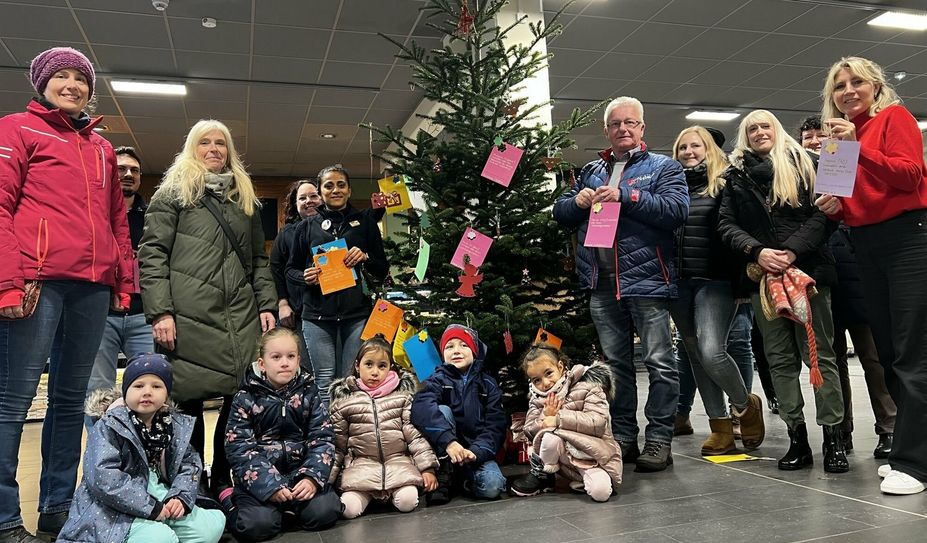 Im Eingangsbereich des REWE Centers Anna Pauly warten Wunschkarten auf Abnehmer, die die Wünsche von rund 30 Kindern erfüllen.