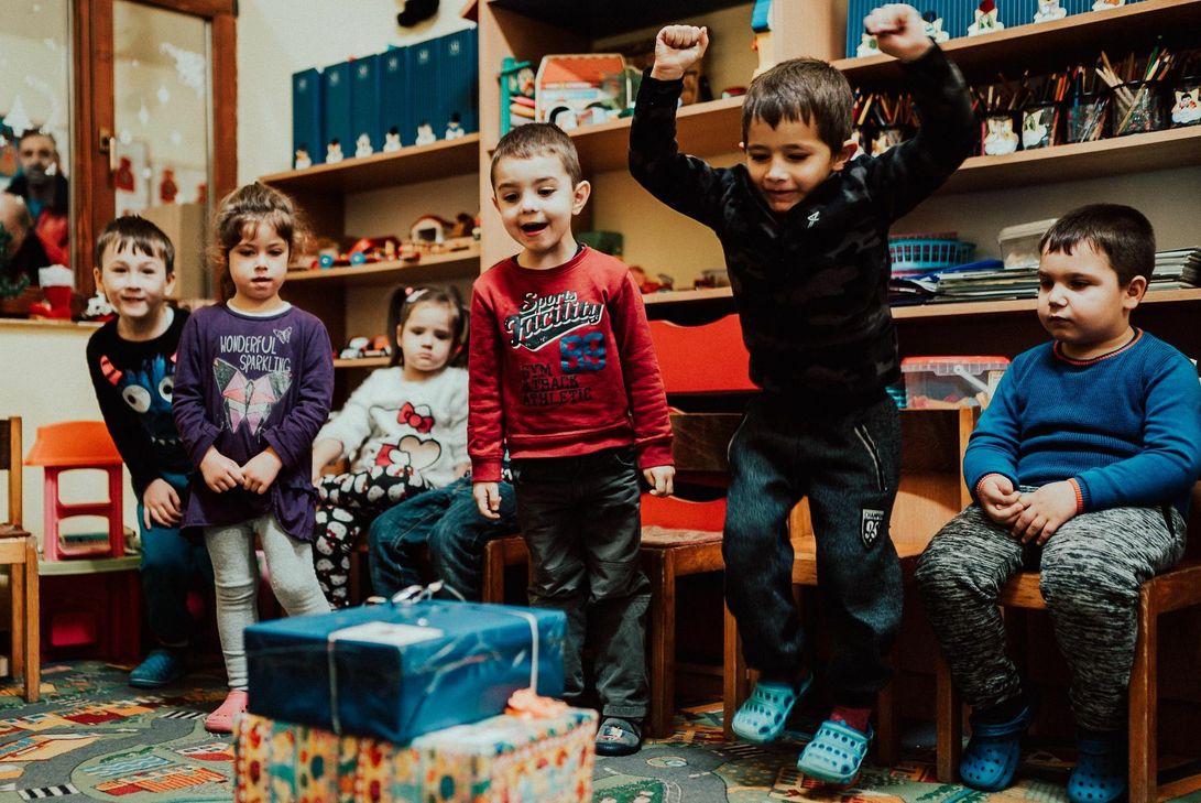 Für viele Kinder sind Weihnachtsgeschenke keine Selbstverständlichkeit. Der Weihnachstpäckchenkonvoi ist für sie daher etwas ganz Besonderes. Foto: Round Table 168 Daun