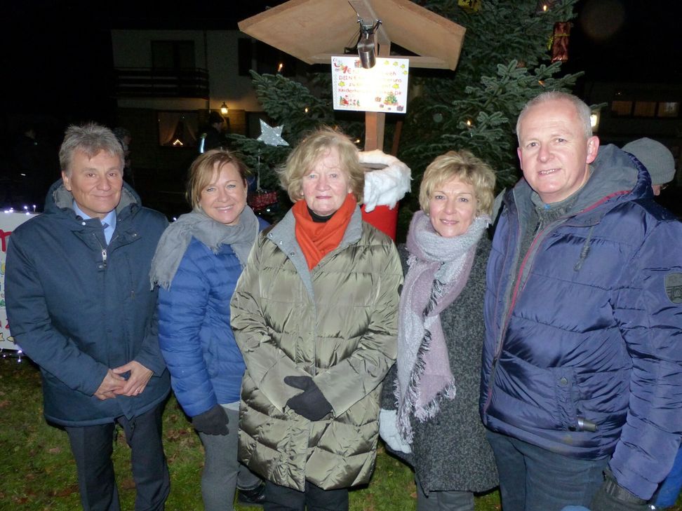 Für krebskranke Kinder im Einsatz:  Hartmut und Marita Jung (r.) mit Professor Dr. Udo Konty (l.) und Marlies Hambücker vom Förderkreis, die sich über die große Spendenbereitschaft freuten. Foto: Hoffmann